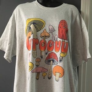 🍄Psychedelic shrooms 🍄🍄 A fun grey tee-Shirt